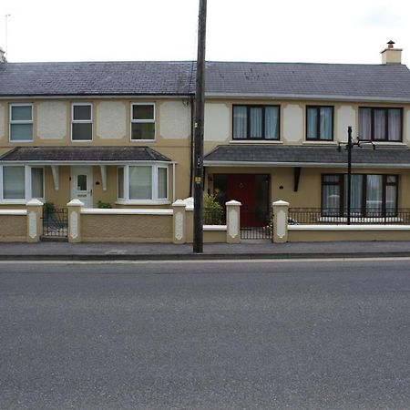 Luxury Townhouse -Free Private Parking- 2 Bedrooms Both En-Suite -Sleeps 5 - Fully Equipped Kitchen, Dining Room- Living Room With Tv Dvd Outside Courtyard With Seating - Fast Wi-Fi- 2-Minute Walk To Town Centre Killarney Exterior foto