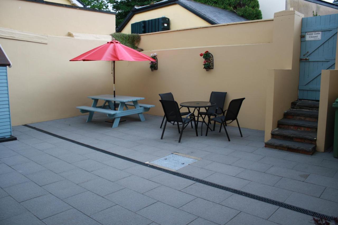 Luxury Townhouse -Free Private Parking- 2 Bedrooms Both En-Suite -Sleeps 5 - Fully Equipped Kitchen, Dining Room- Living Room With Tv Dvd Outside Courtyard With Seating - Fast Wi-Fi- 2-Minute Walk To Town Centre Killarney Exterior foto