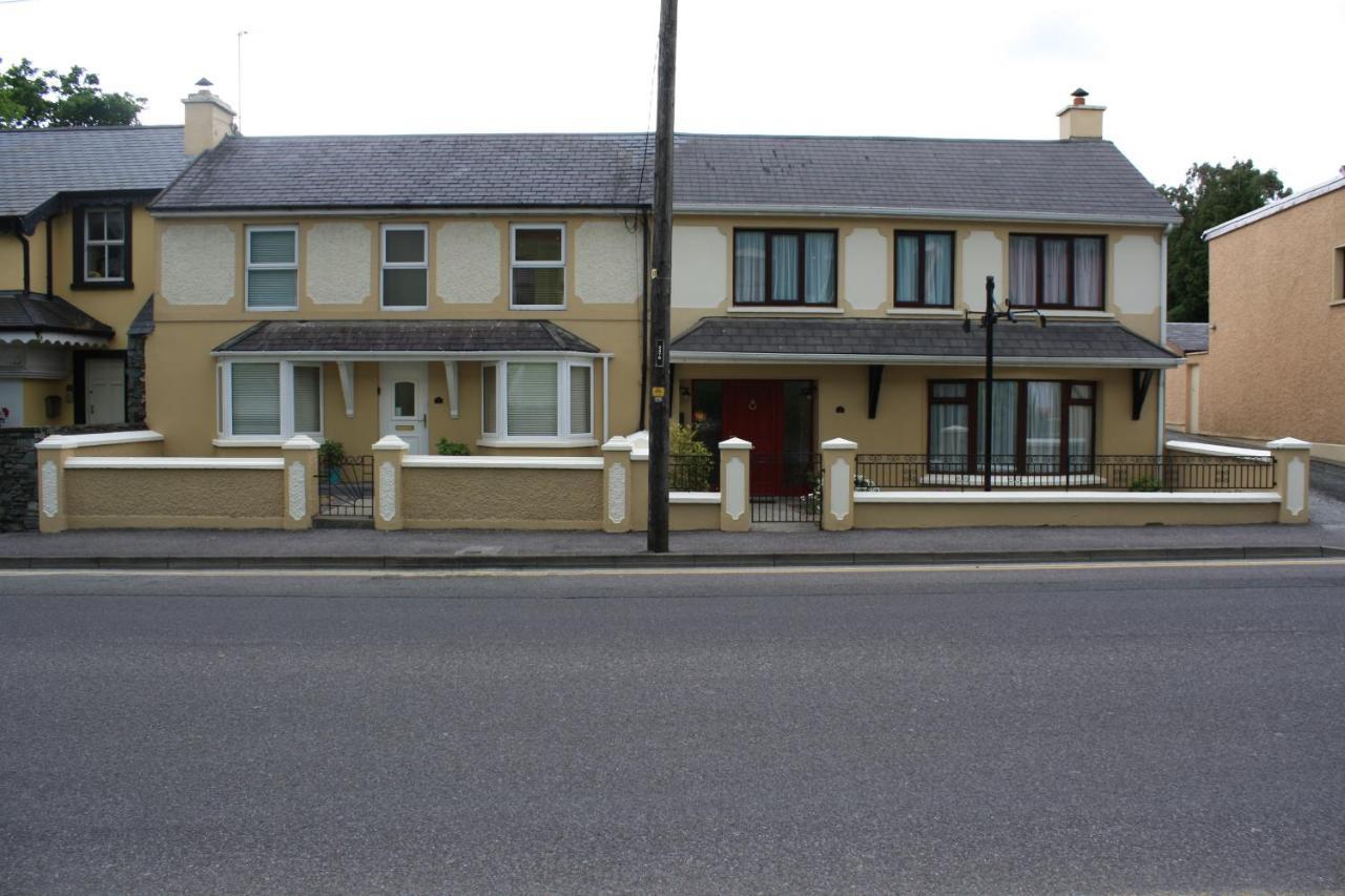 Luxury Townhouse -Free Private Parking- 2 Bedrooms Both En-Suite -Sleeps 5 - Fully Equipped Kitchen, Dining Room- Living Room With Tv Dvd Outside Courtyard With Seating - Fast Wi-Fi- 2-Minute Walk To Town Centre Killarney Exterior foto