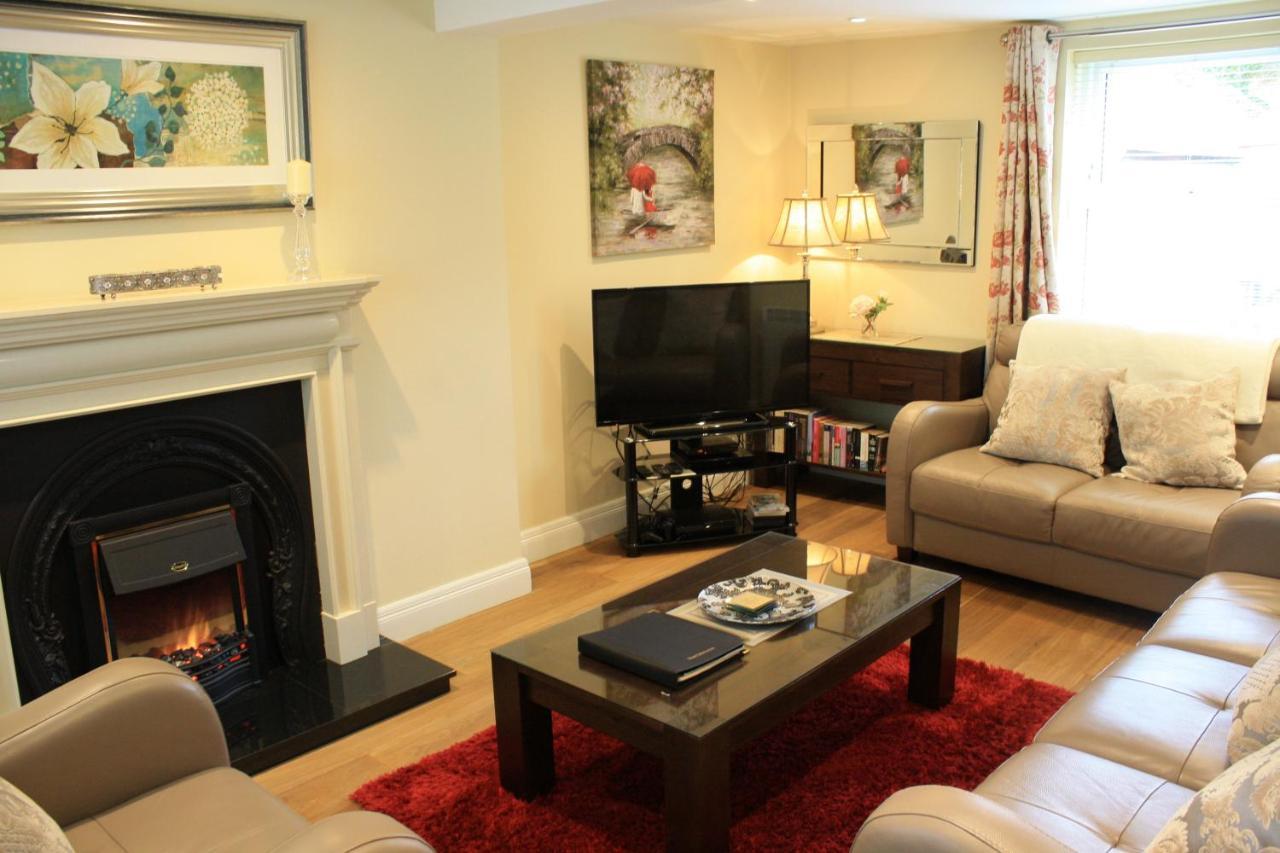 Luxury Townhouse -Free Private Parking- 2 Bedrooms Both En-Suite -Sleeps 5 - Fully Equipped Kitchen, Dining Room- Living Room With Tv Dvd Outside Courtyard With Seating - Fast Wi-Fi- 2-Minute Walk To Town Centre Killarney Exterior foto