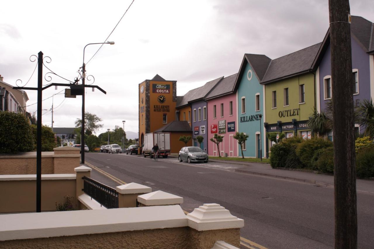 Luxury Townhouse -Free Private Parking- 2 Bedrooms Both En-Suite -Sleeps 5 - Fully Equipped Kitchen, Dining Room- Living Room With Tv Dvd Outside Courtyard With Seating - Fast Wi-Fi- 2-Minute Walk To Town Centre Killarney Exterior foto